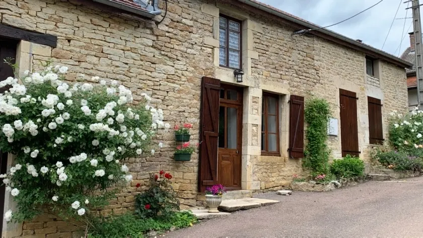 Country house in the heart of a welcoming Burgundy village - Image 1