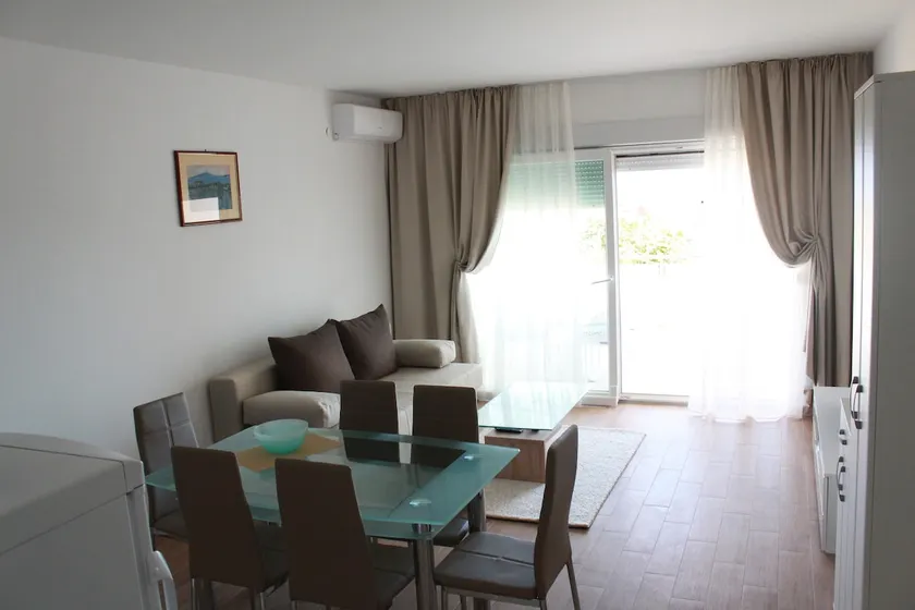Sea View 1BR Apt • 2 Min to Beach + Free Parking - Image 1
