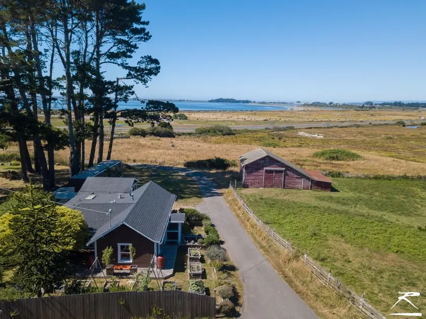 Ocean View w/ HOT TUB, Organic Garden, Propane BBQ - Image 1