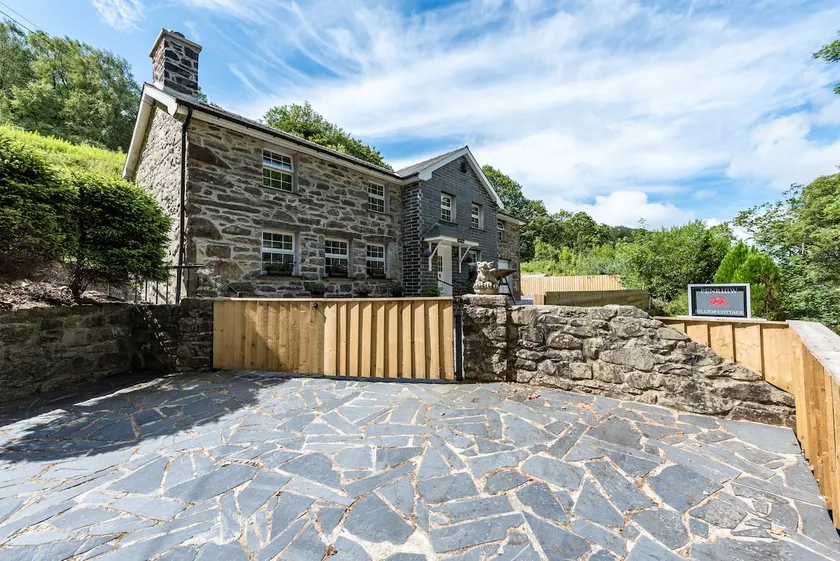 Hilltop Cottage/ Penrhiw - Image 1