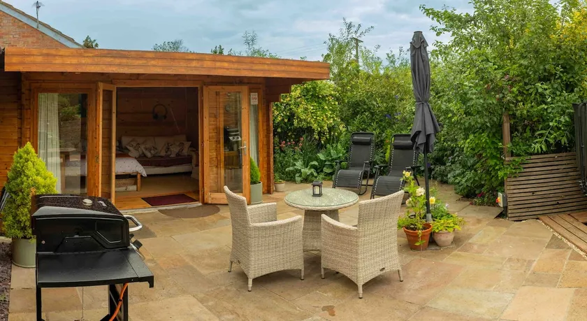 Relaxing, Tranquil Hot Tub Retreat Bromham, Wilts - Image 1