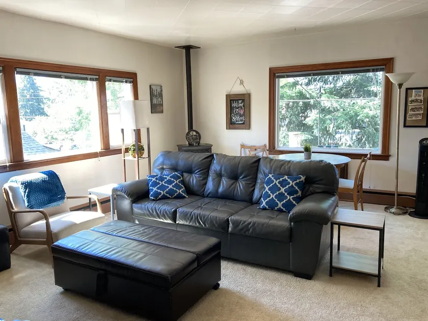 Amazing 2 Bedroom Private apartment with huge deck - Image 1