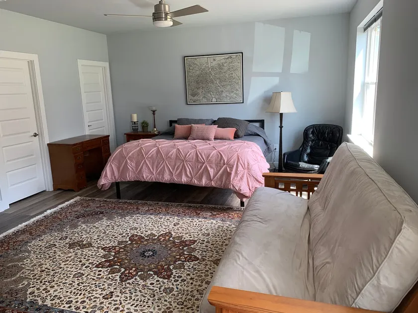 Cozy studio apartment, <1 mile to Downtown - Image 1
