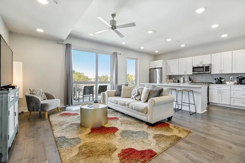 Spacious 1 Bedroom Condo near the French Quarter - Image 1