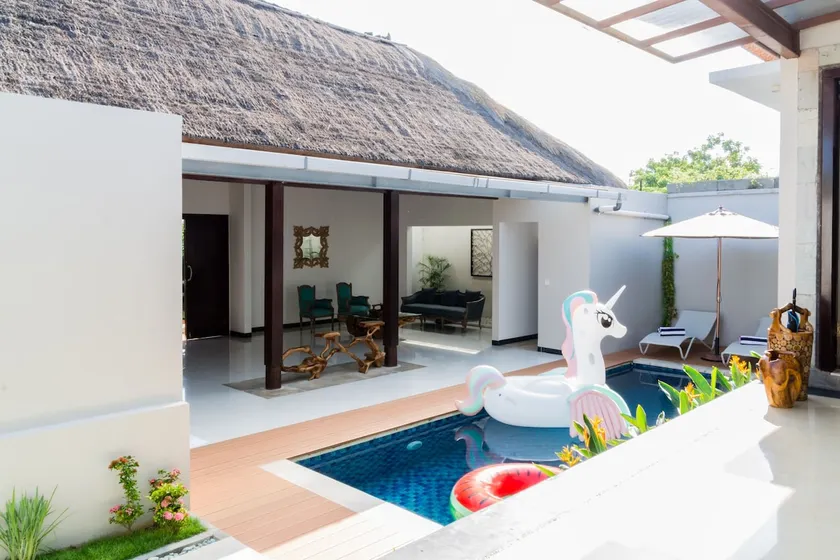 Luxury 3 Bedroom Villa By The Sunset Road - Image 1