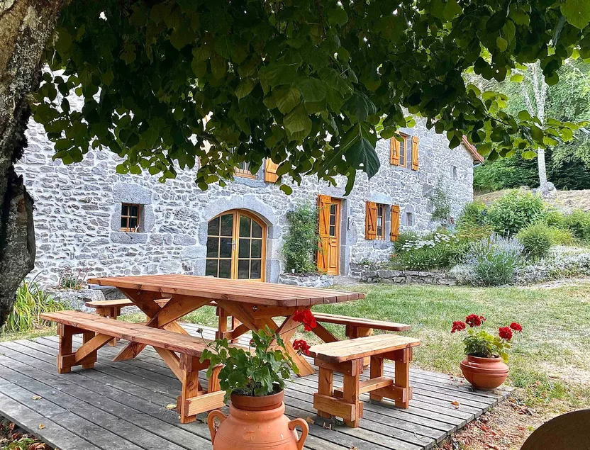 Large family gîte in Auvergne, 5 bedrooms, linen included, sleeps 12, - Image 1