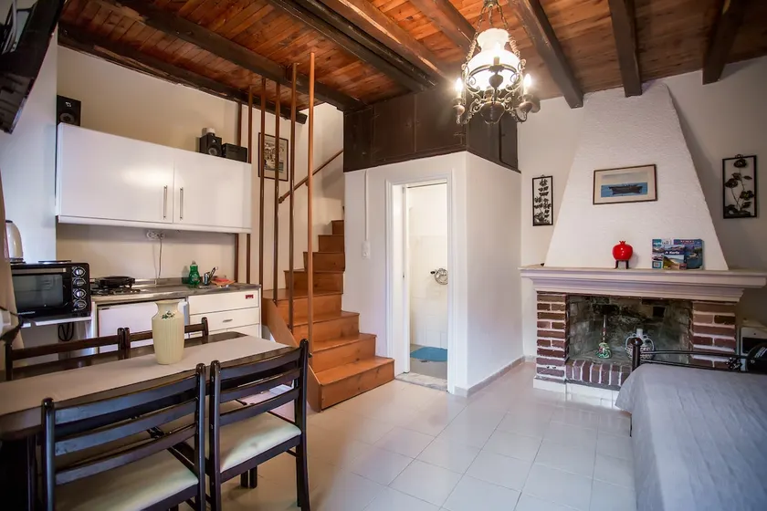 Traditional Cozy House in the Village Ano Garounas - Image 1
