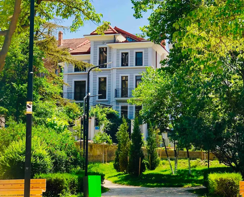 Villa Garden - Image 1