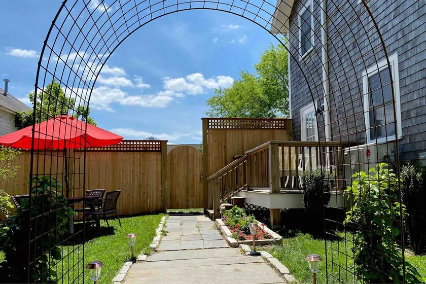 Sunny Wakefield studio apartment - Image 1
