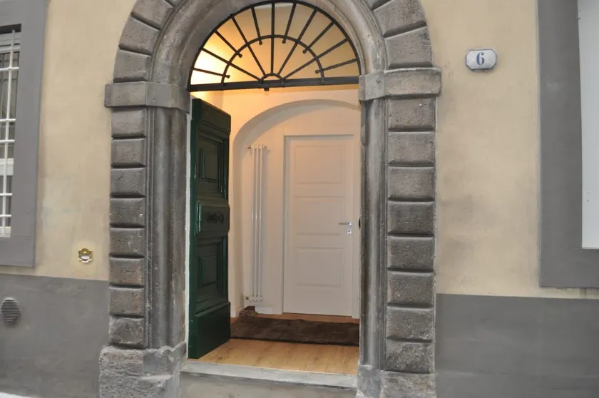 First-floor house in the old town of Lucca - Image 1