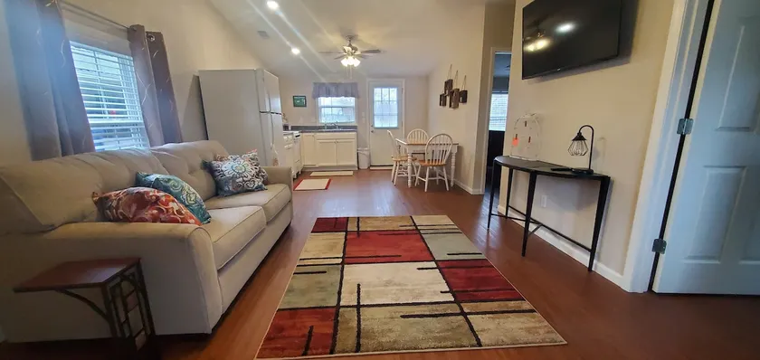 Cozy 2 bedroom apartment in town - Image 1