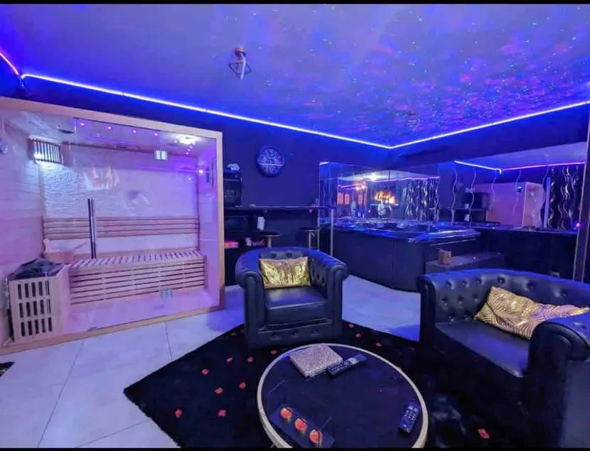 La Gold Room jacuzzi et sauna - Image 1