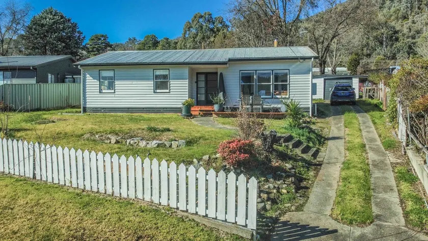 Mount Beauty House - Sleeps 8 - Image 1