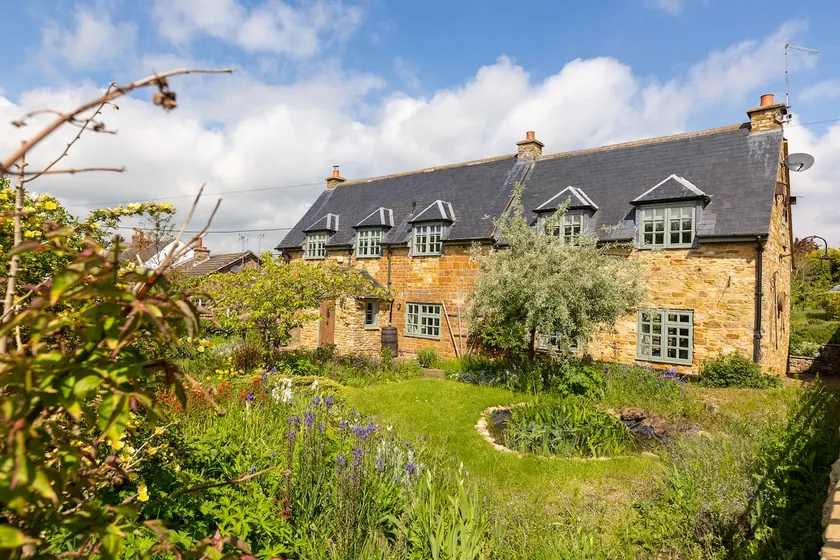 Beautiful, spacious 4-bed home in pretty village - Image 1