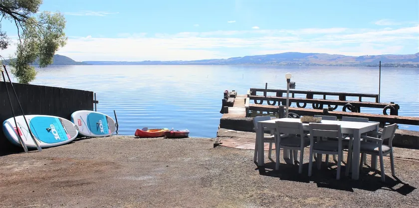 Lakeside apartment with boat ramp & jetties - Image 1