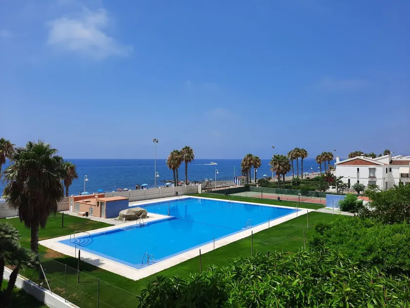 Newly renovated beachfront apartment - Image 1