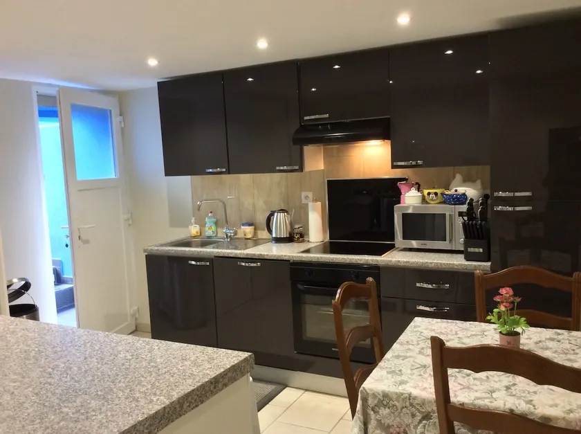 Comfortable, 2 min walk to Soleil tram 3 station - Image 1