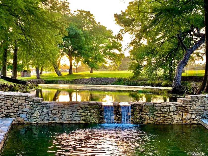 Ranch House Farm Stay w/Fishing/RecCourt/Pools/Kayaks/FarmAnimals - Image 1
