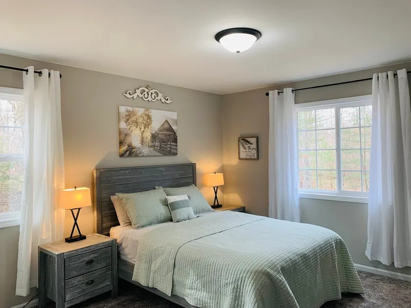 Cheerful 3 Bedroom Home on Wooded Acre - Image 1