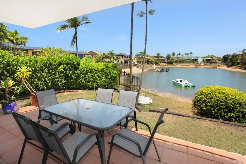 Comfortable Two Bedroom Apartment on canal - Image 1