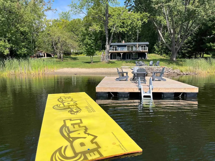 Beautiful Waterfront 4 Season Lake House - Image 1