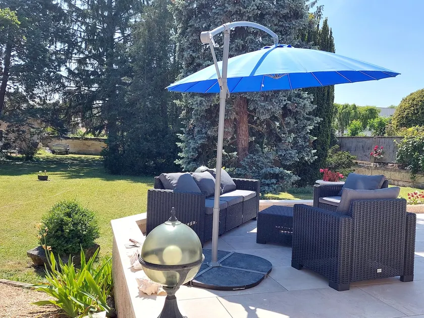 2-bedroom house with large garden - Image 1