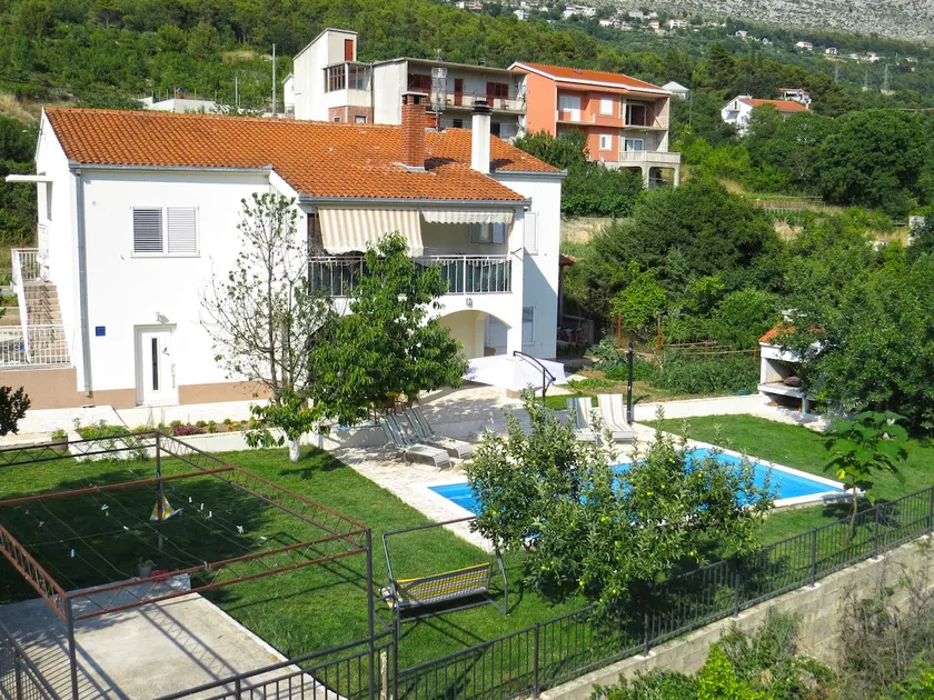 Spacious apartment with private pool Split-Omiš - Image 1