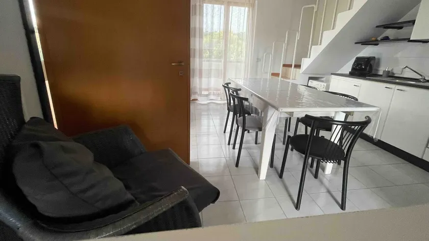 Townhouse in a quiet residential area - Image 1