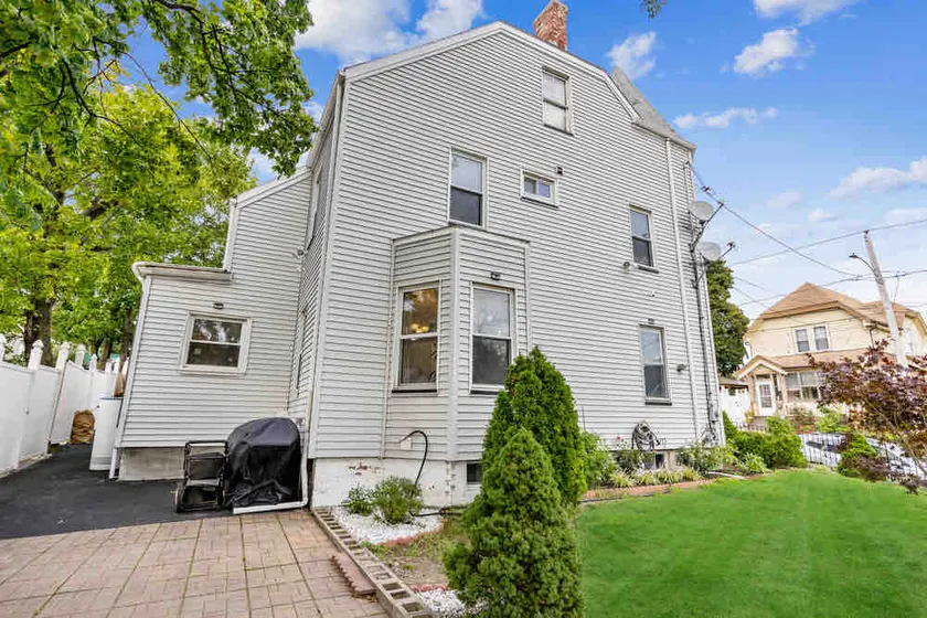 Charming 4R Boston home w/parking, 5 min to Casino - Image 1