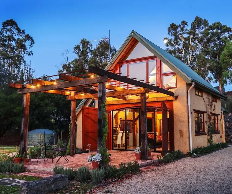 ”The Muddy” - luxury mudbrick barn conversion - Image 1