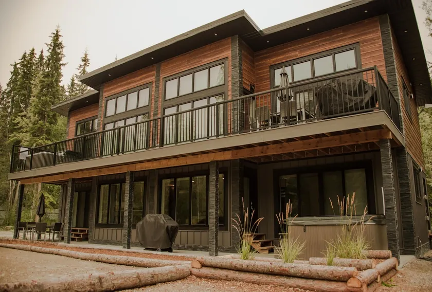 Black Diamond Lodge - Sleeps 16 - Image 1