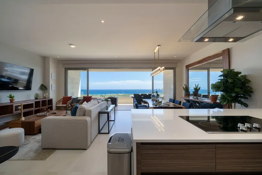 Infinity Pool, Ocean Views & Quiet Luxury - Image 1