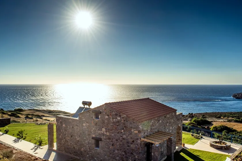Traditional elegance with privacy & amazing views - Image 1
