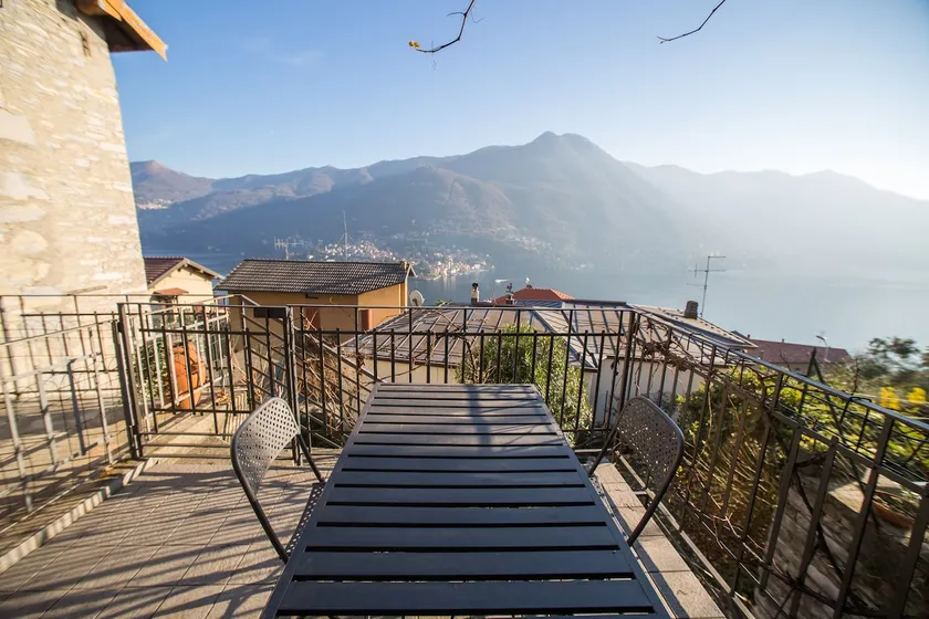 Lake view sunny house with garden, Moltrasio - Image 1
