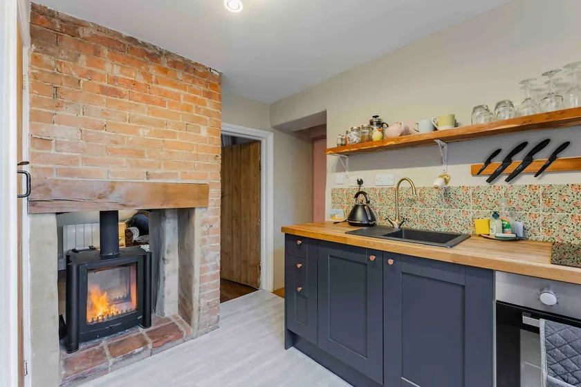 The Doll's House, traditional cosy cottage - Image 1