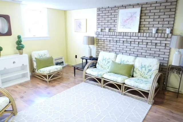 Spacious Retro Apartment: Ground Level - Image 1