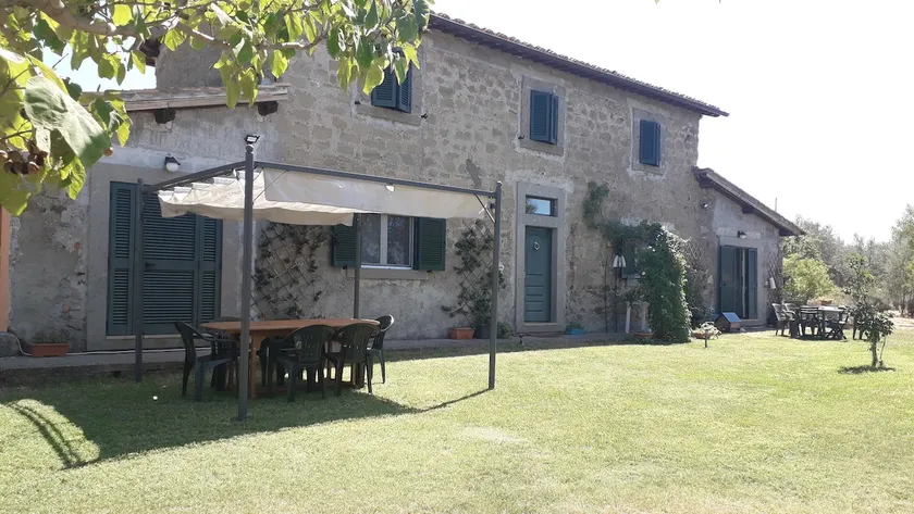 Farmhouse in the Viterbo countryside - Image 1