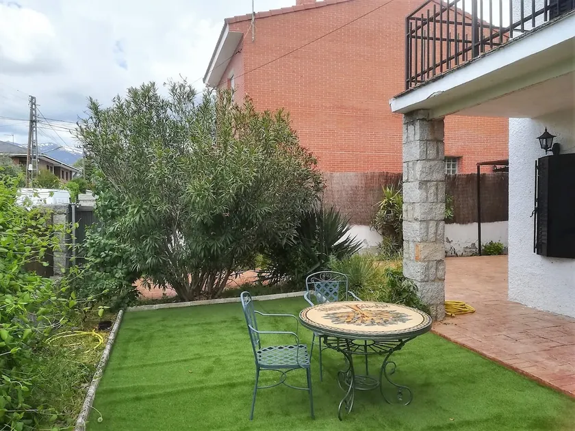 Chalet with garden in Soto del Real (10 pax) - Image 1