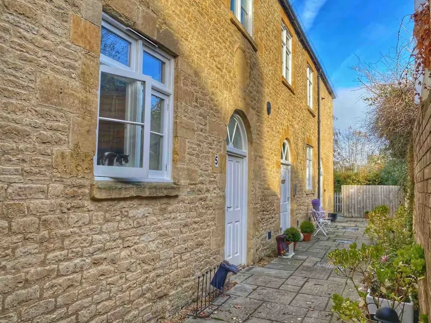 Cosy Chapel nr. Diddly Squat & Soho Farmhouse - Image 1