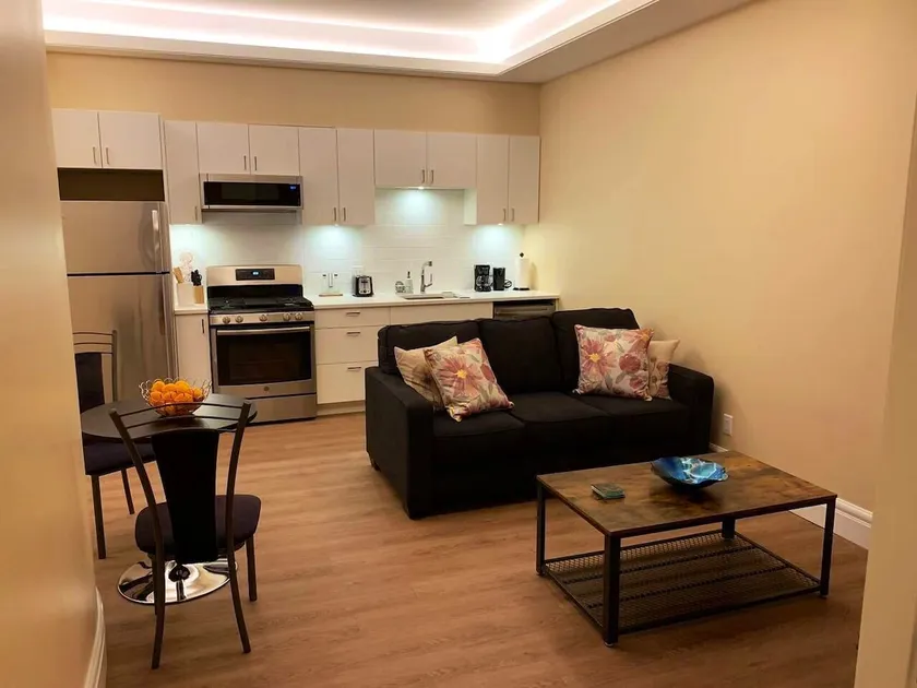 Private 1-bedroom suite in West Vancouver - Image 1