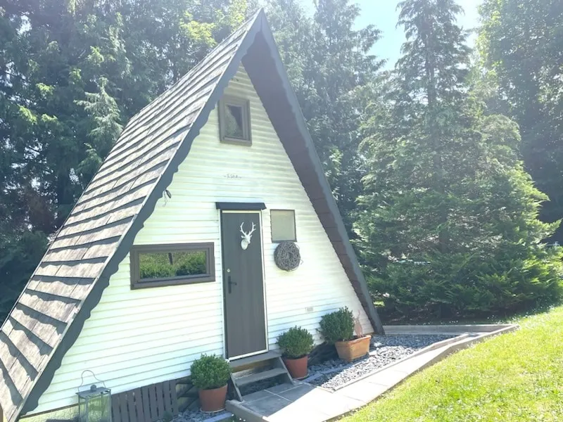 Small authentic chalet nestled in the greenery - Image 1