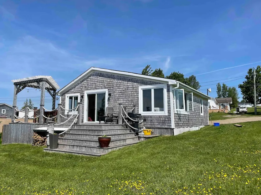 Waterfront charm! - Image 1