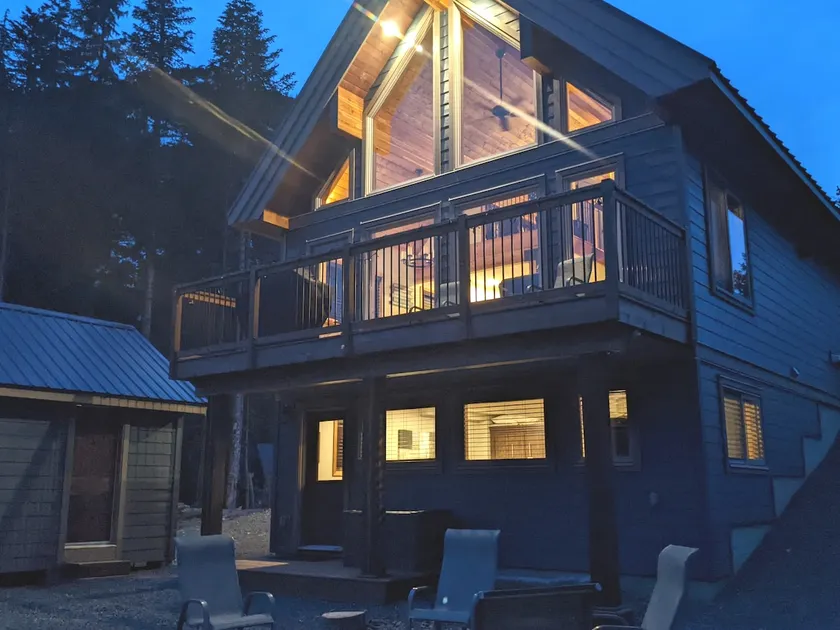 The Snowshoe House - 3 bed 2 bath cabin + hot tub - Image 1