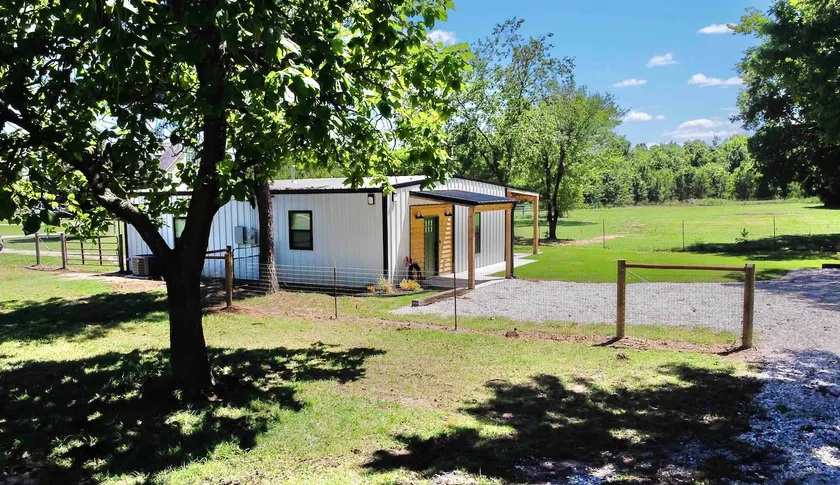 The Scissortail Farmhouse - LAND, HOT TUB, horses! - Image 1