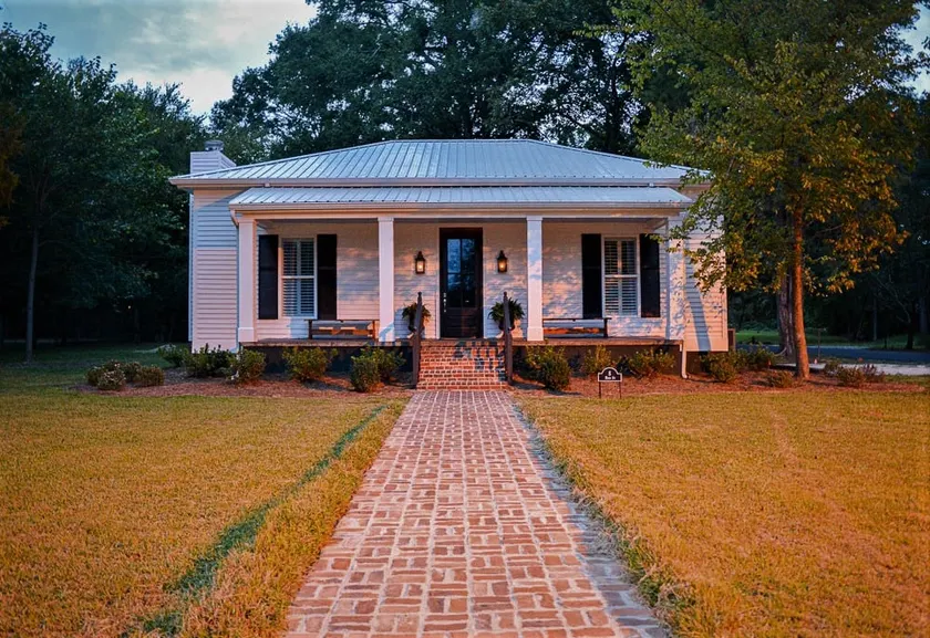 Dazzling Taylor, MS Farmhouse on Main Street - Image 1