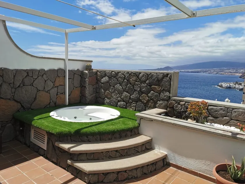An apartment with an ocean view and a private Jacuzzi - Image 1