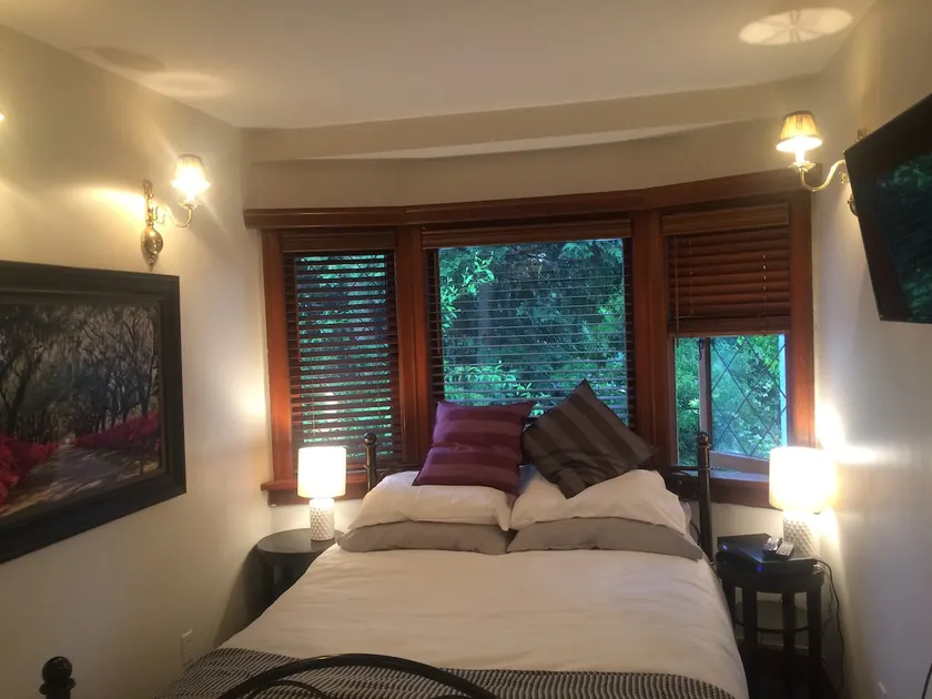 Quaint private Kitsilano Suite, Beach 18 min walk! - Image 1