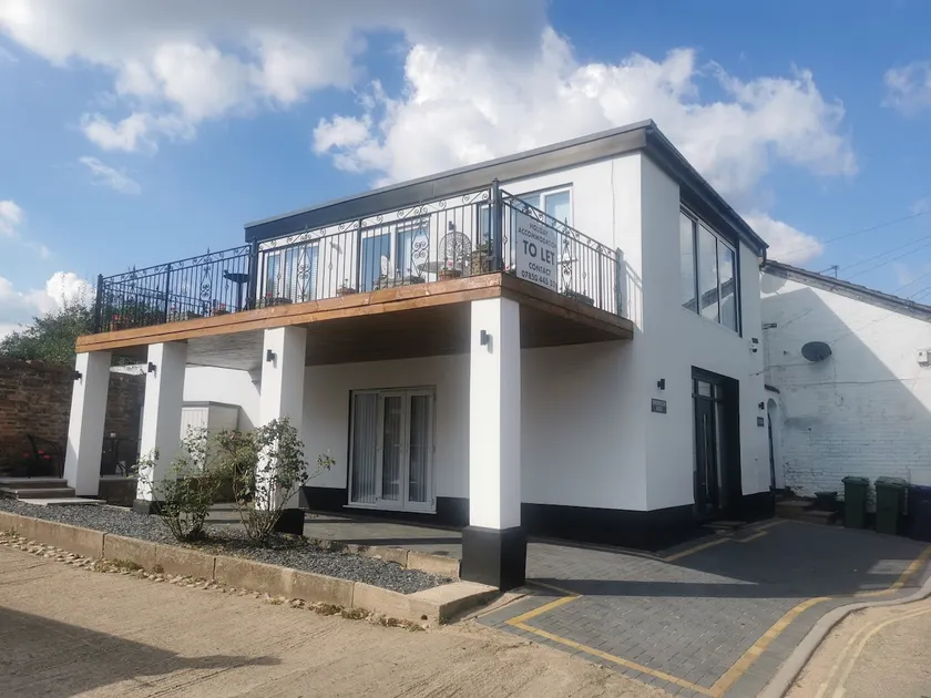 Lovely 2 Bedroom Apartment With Parking - Image 1