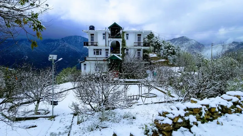 cheerful 6-bedroom home with free parking in the premises - Image 1