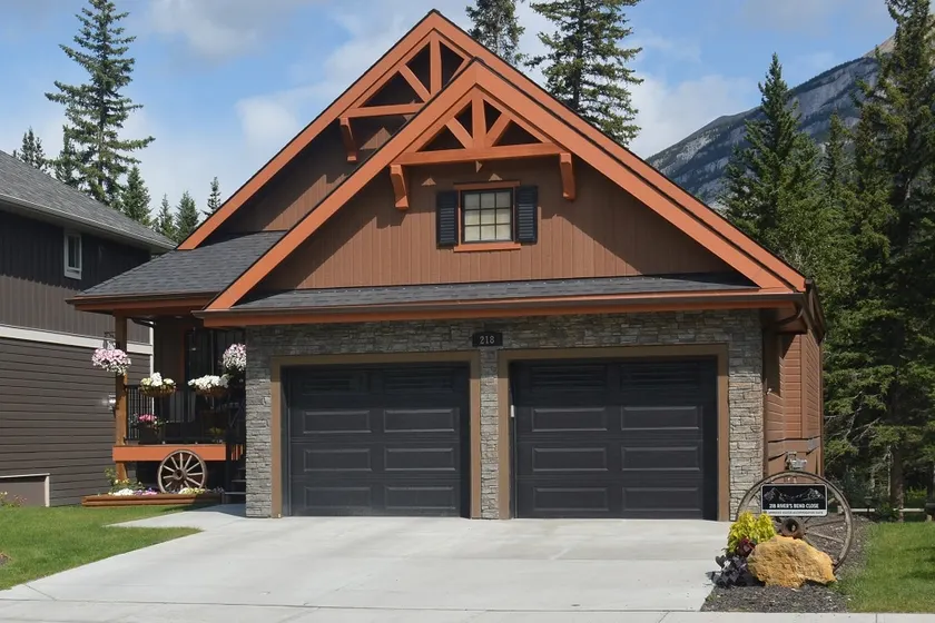 Purely Canadian Mountain Retreat Sleeps 4 - Image 1